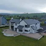 Nyaraló Serene Luxurious Retreat With Sea Views, Entire