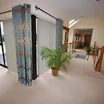 Serene Luxurious Retreat With Sea Views, Entire Nyaraló *