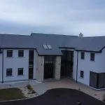 Serene Luxurious Retreat With Sea Views, Entire Nyaraló *