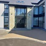 Serene Luxurious Retreat With Sea Views, Entire Nyaraló *