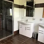 Serene Luxurious Retreat With Sea Views, Entire Nyaraló *