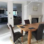 Serene Luxurious Retreat With Sea Views, Entire Nyaraló