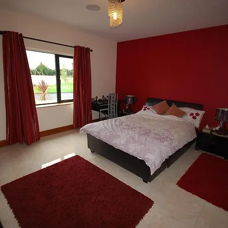 Vakantiehuis Serene Luxurious Retreat With Sea Views, Entire Letterkenny
