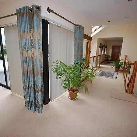 Serene Luxurious Retreat With Sea Views, Entire Feriehus *