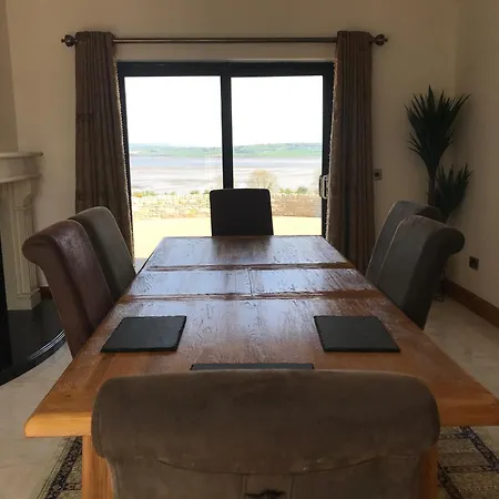 Feriehus Serene Luxurious Retreat With Sea Views, Entire