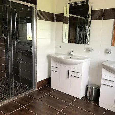 Serene Luxurious Retreat With Sea Views, Entire Feriehus *