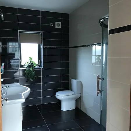 Serene Luxurious Retreat With Sea Views, Entire Feriehus *
