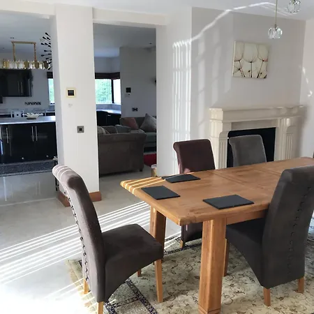 Serene Luxurious Retreat With Sea Views, Entire Σπίτι διακοπών