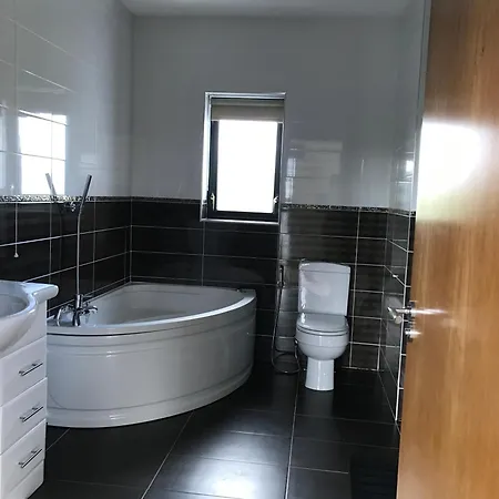 Serene Luxurious Retreat With Sea Views, Entire Feriehus