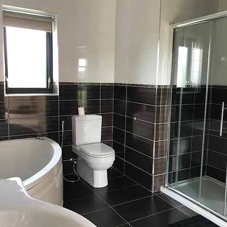 Serene Luxurious Retreat With Sea Views, Entire Vakantiehuis Letterkenny