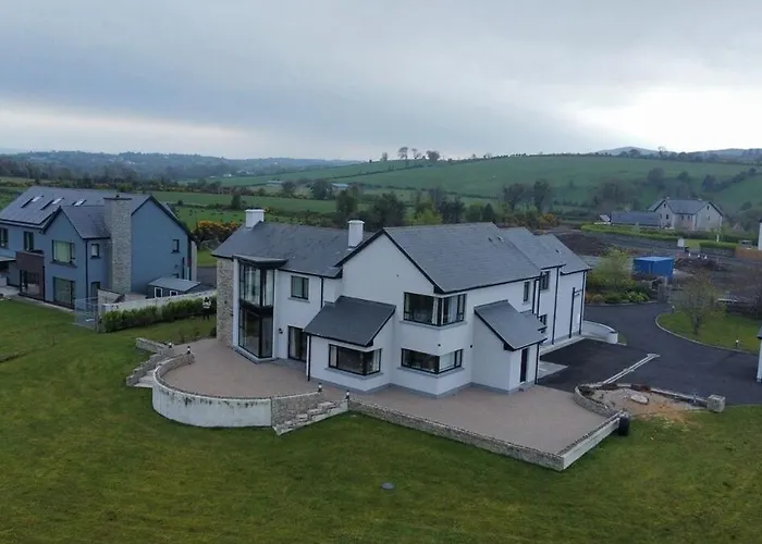 Semesterbostad Serene Luxurious Retreat With Sea Views, Entire