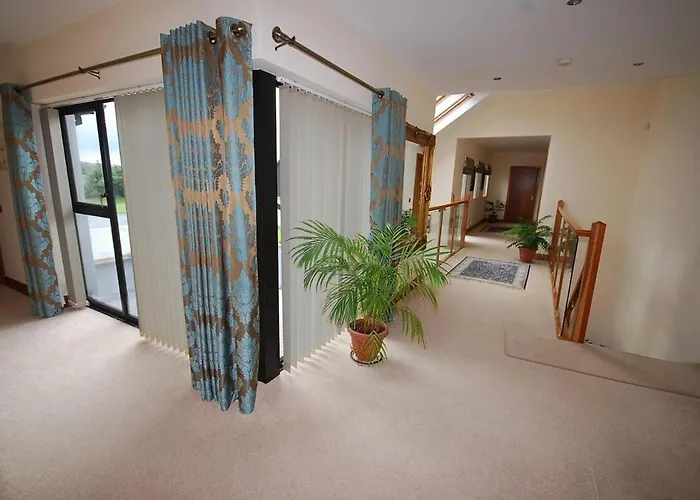 Serene Luxurious Retreat With Sea Views, Entire Ferienhaus *