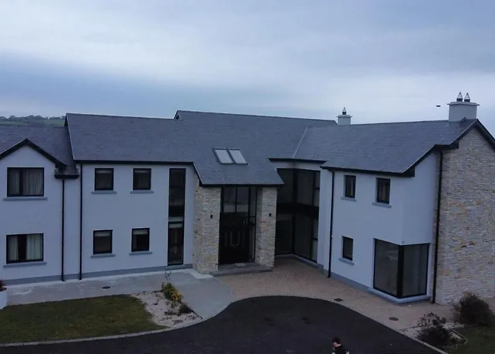 Serene Luxurious Retreat With Sea Views, Entire Ferienhaus *