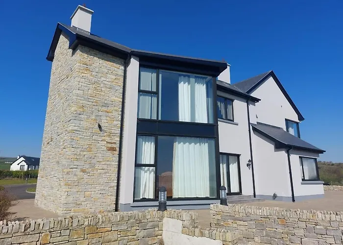 Serene Luxurious Retreat With Sea Views, Entire Semesterbostad Letterkenny