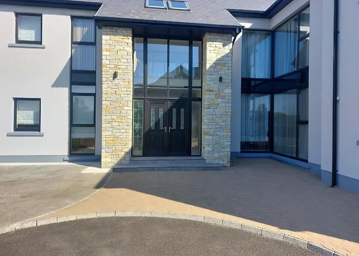 Serene Luxurious Retreat With Sea Views, Entire Ferienhaus *