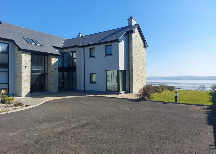 Serene Luxurious Retreat With Sea Views, Entire Ferienhaus