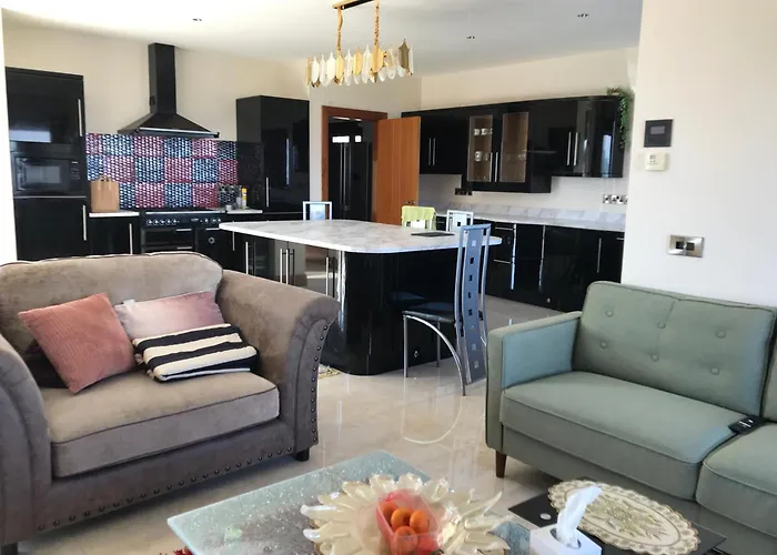 Semesterbostad Serene Luxurious Retreat With Sea Views, Entire Letterkenny