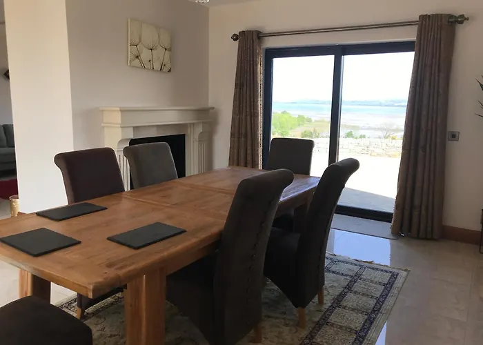 Serene Luxurious Retreat With Sea Views, Entire Semesterbostad *