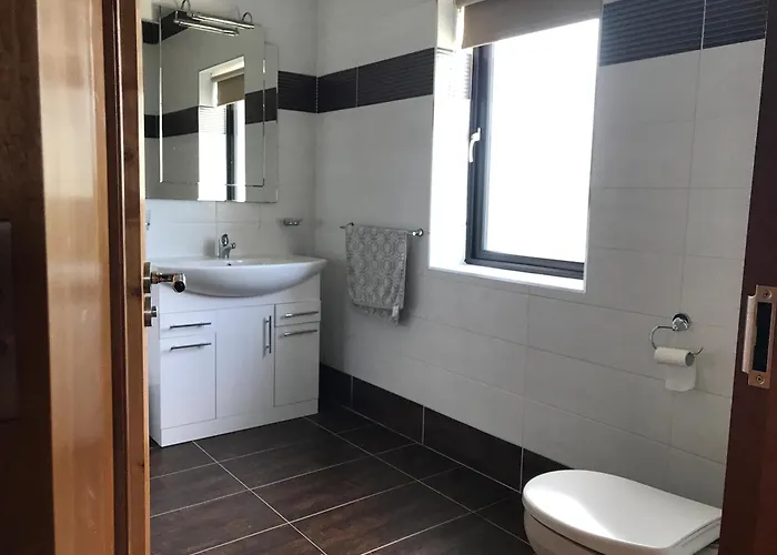 Semesterbostad Serene Luxurious Retreat With Sea Views, Entire Letterkenny