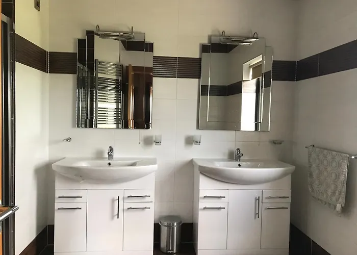 Semesterbostad Serene Luxurious Retreat With Sea Views, Entire *