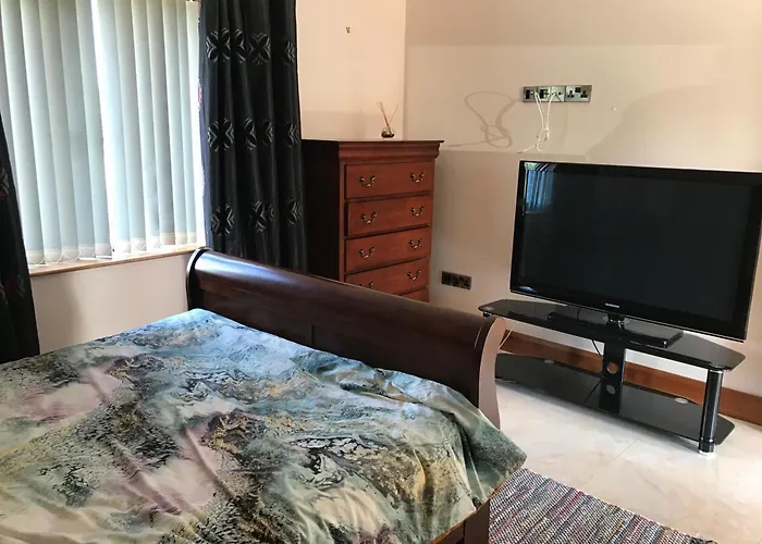 Semesterbostad Serene Luxurious Retreat With Sea Views, Entire