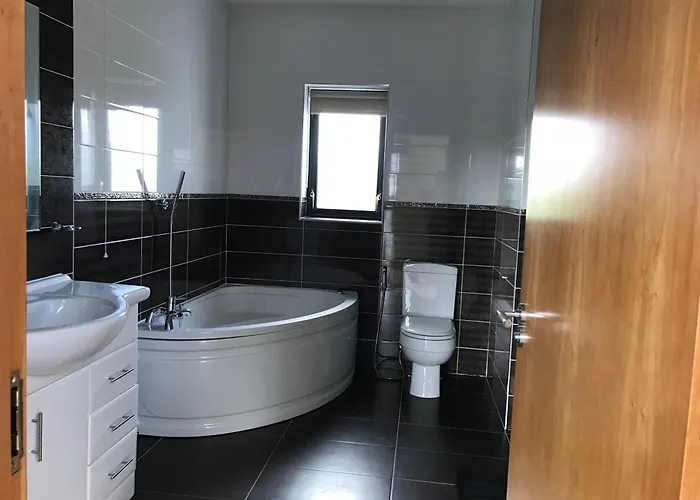 Serene Luxurious Retreat With Sea Views, Entire Semesterbostad