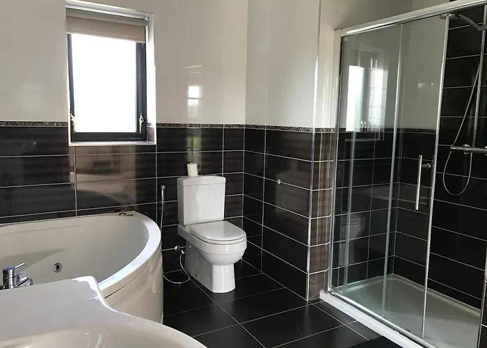 Serene Luxurious Retreat With Sea Views, Entire Ferienhaus Letterkenny